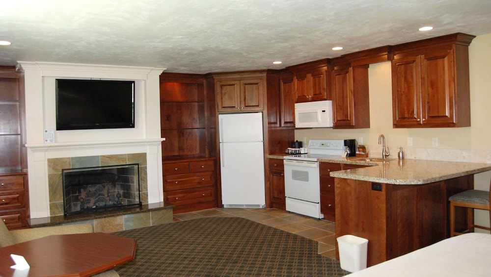 Suite, Multiple Beds, Fireplace, River View (with Sofabed)