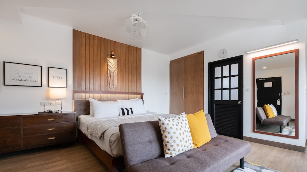 Deluxe Room, 1 King Bed with Sofa bed, Kitchenette, City View photo 3