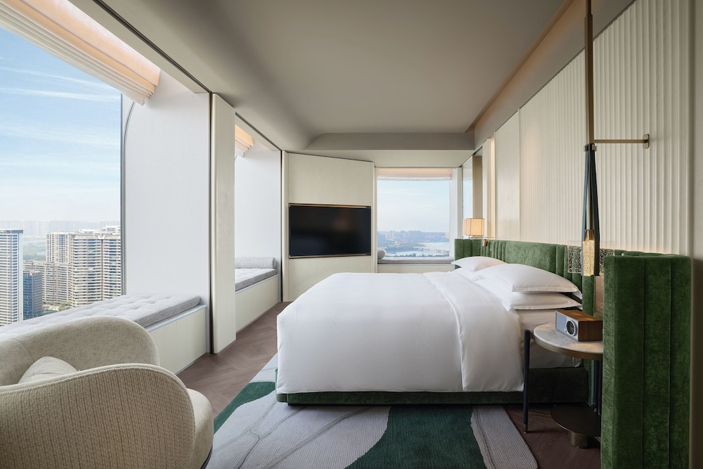 Fairmont Gold, Premier Suite, 1 King Bed, Bay View photo 3