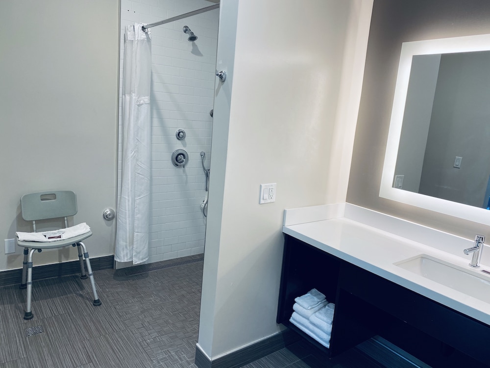 1 King Bed Accessible Non Smoking photo 3