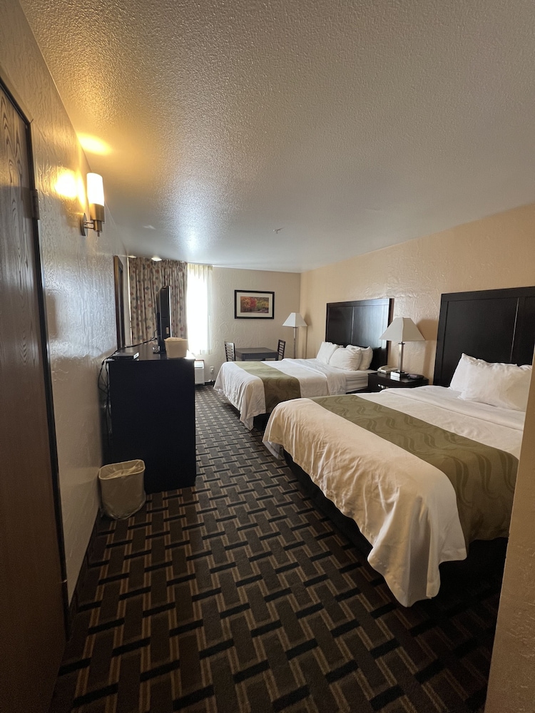 Standard Room, 2 Queen Beds, Non Smoking, Mountain View - Photo 11
