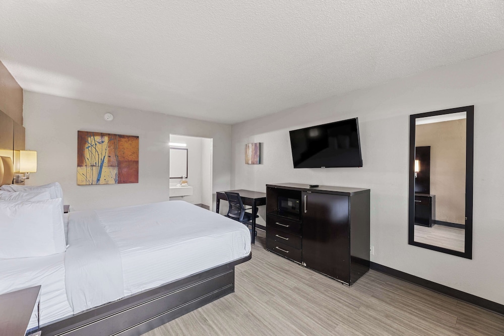Business Room, 1 King Bed, Smoking - Photo 3