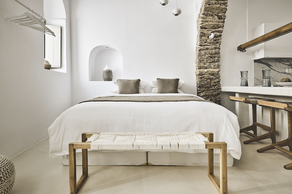 Luxury Studio Suite (Caparis)