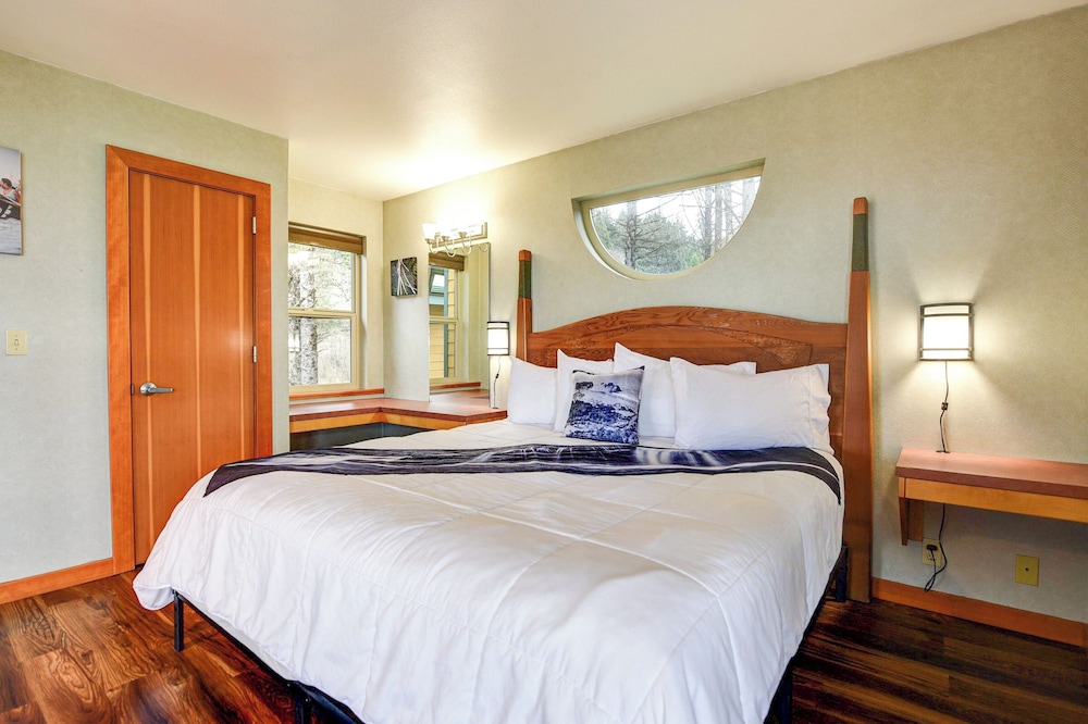 Luxury Studio, 1 King Bed, Oceanfront