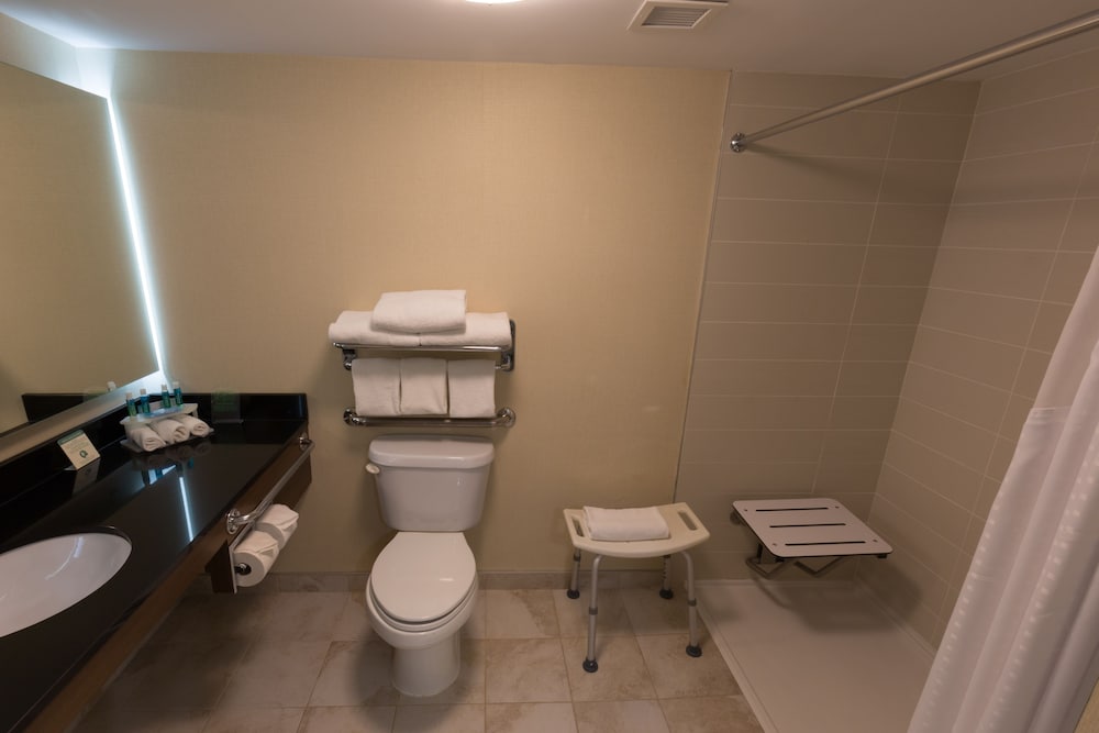 Standard Room, 1 Queen Bed, Accessible (Mobility) photo 2