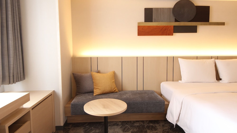 Premium Room, 1 King Bed, Non Smoking, Corner - Photo 3