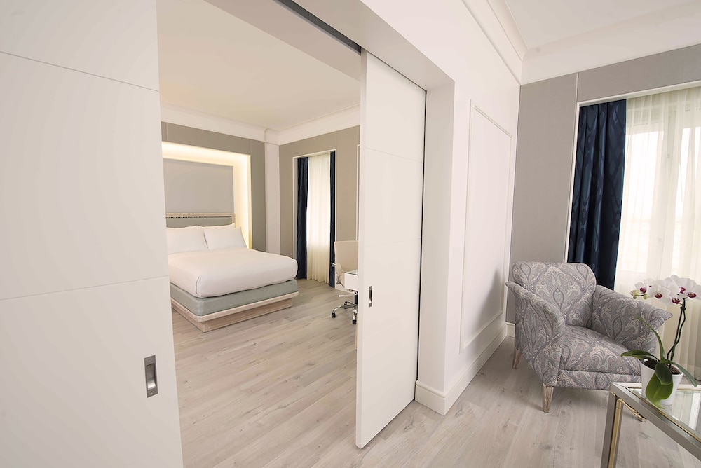 Executive Suite, 2 Queen Beds, Club Lounge Access photo 2