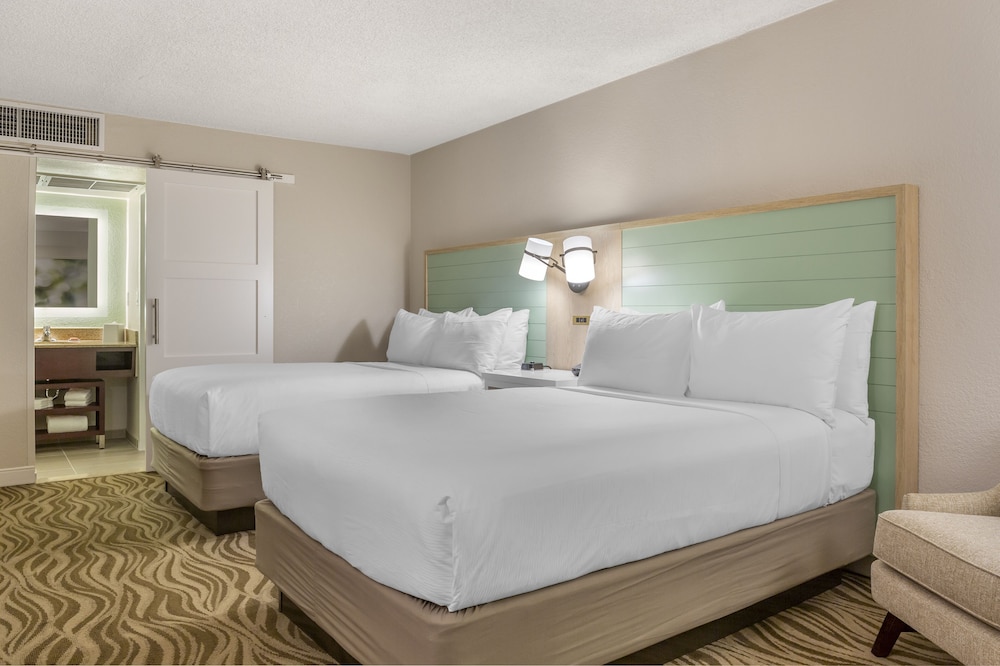 Run of House - (1) King Bed or (2) Double Beds (Exterior Entry) photo 2
