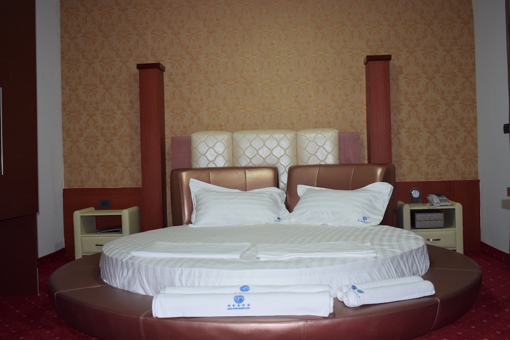 Deluxe Room, 1 King Bed, Hot Tub, City View