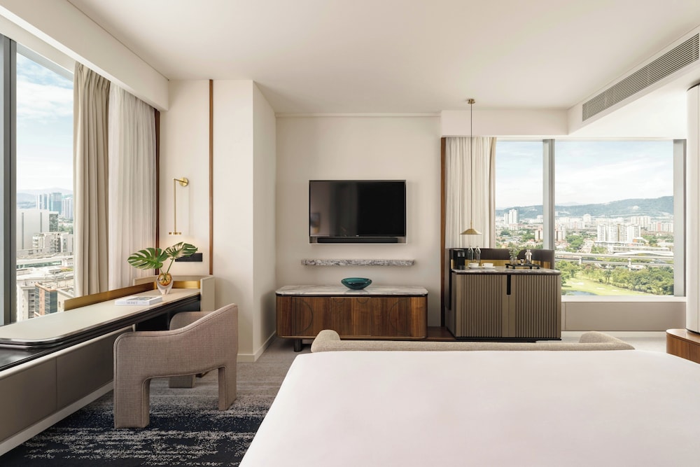 Premium Room, 1 King Bed, Golf View (High Floor)