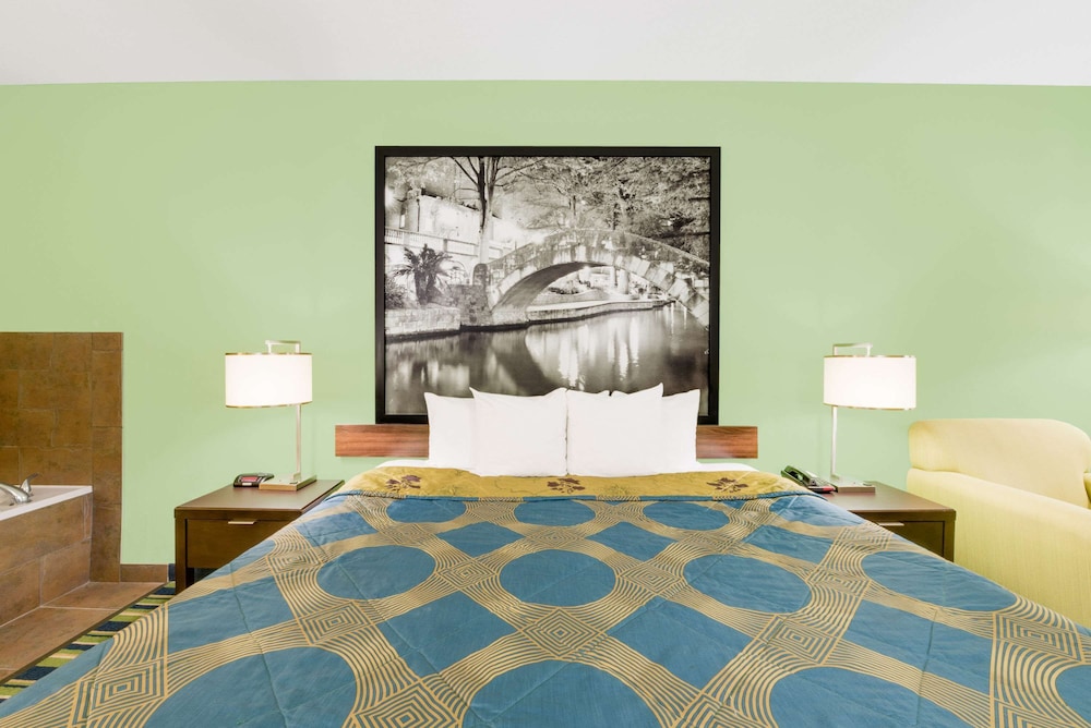 Room, 1 King Bed, Accessible, Non Smoking (Roll-In Shower) - Photo 3