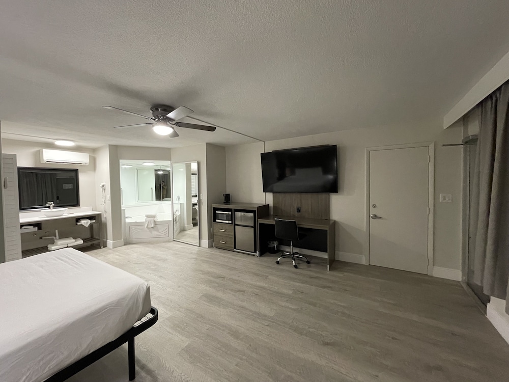 Suite, 1 King Bed, Non Smoking, Hot Tub - Photo 6