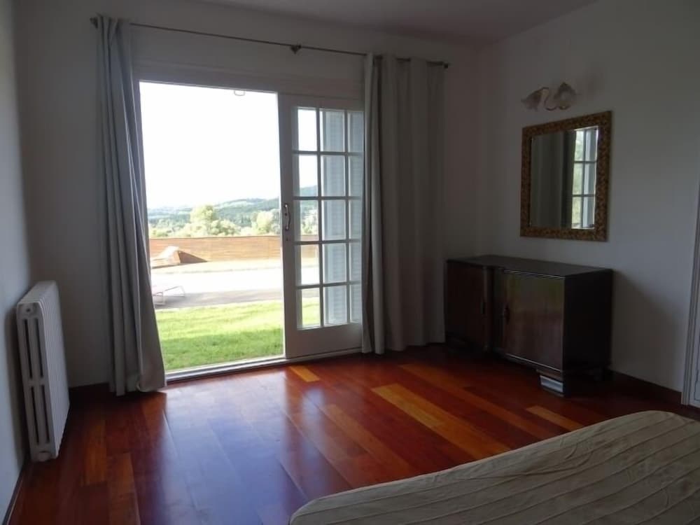House, 6 Bedrooms photo 2