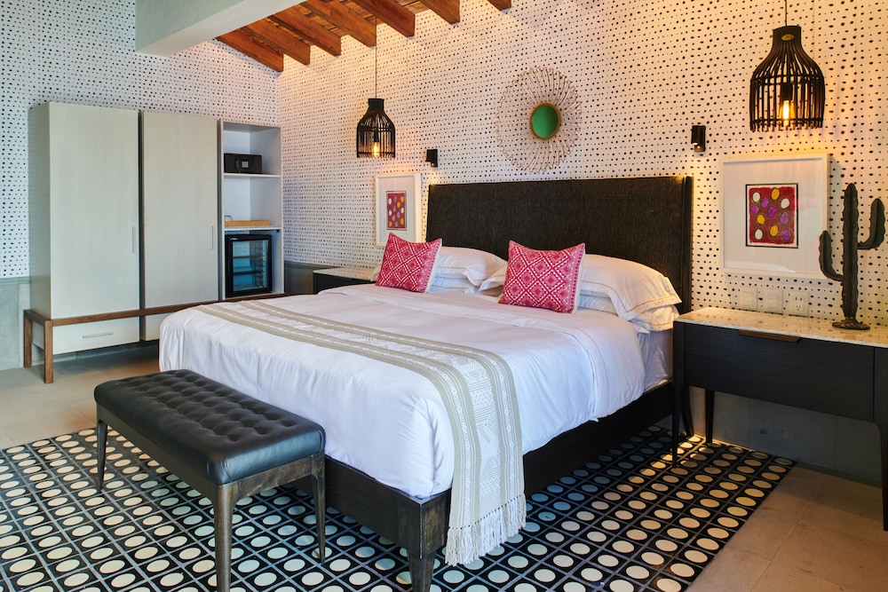 Premium Room, 1 King Bed photo 3