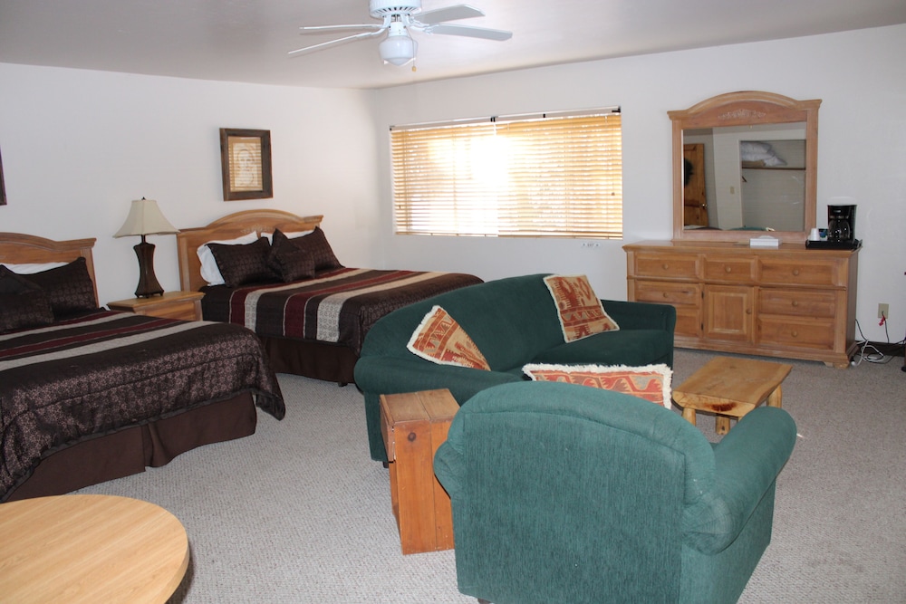 Room 202, Amberian Deluxe, 2 Queen Beds and 1 Queen Sofa Bed