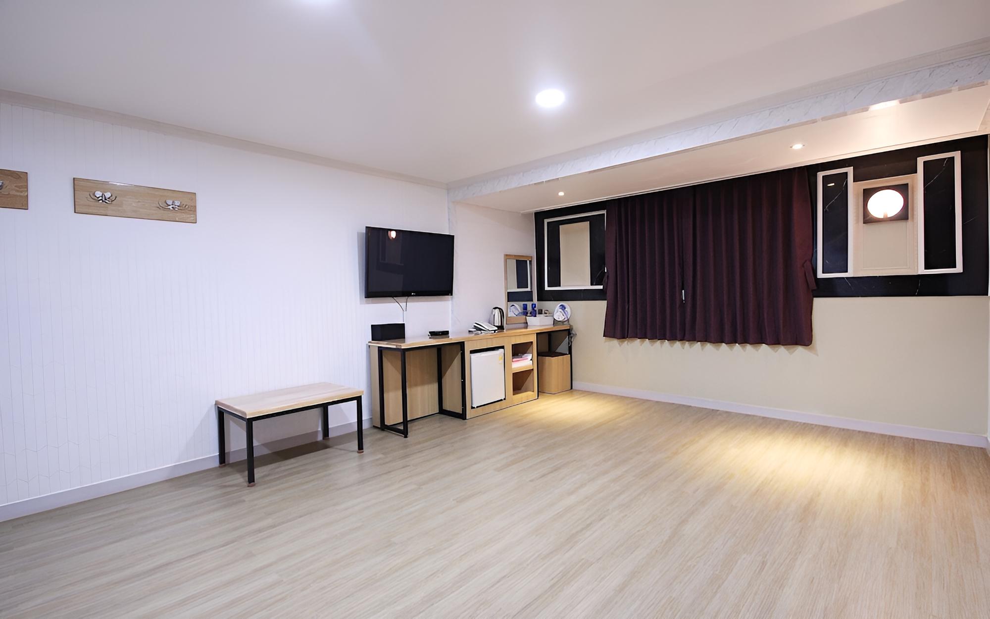 Room (Family Room (Ondol/latest air conditi) - Photo 1