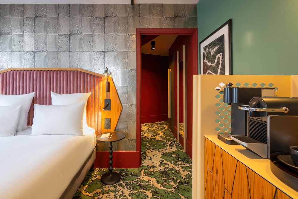 Deluxe Room, 1 Queen Bed - Photo 6