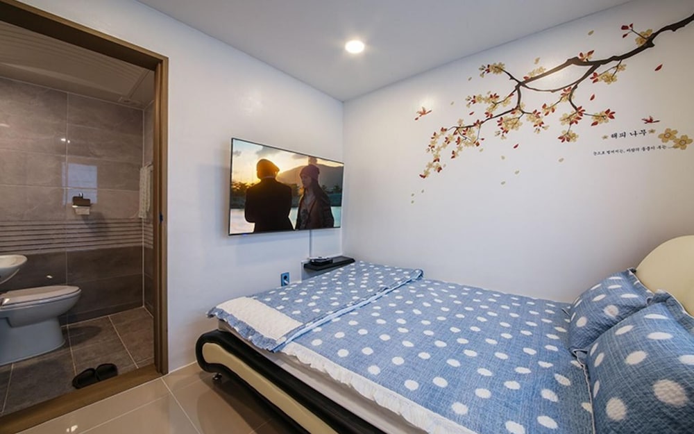 Room (Room 102) - Photo 5