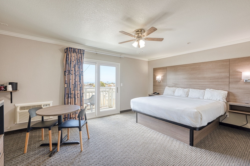 Standard Room, 1 King Bed, Partial Ocean View