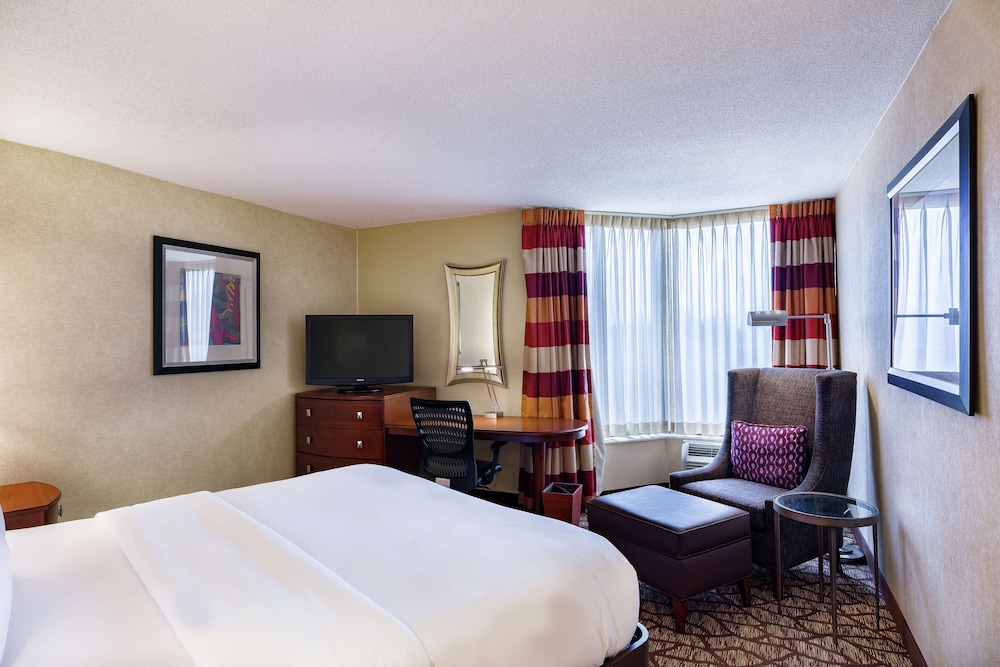 Deluxe Room, 1 King Bed, Non Smoking - Photo 1