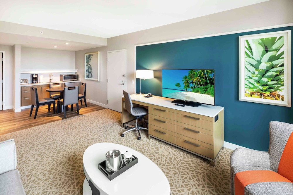 Suite, 1 King Bed - Photo 2