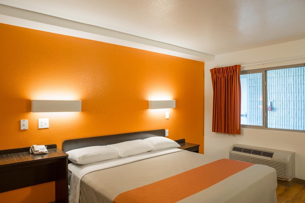 Premium Room, 1 King Bed, Non Smoking, Refrigerator & Microwave - Photo 5