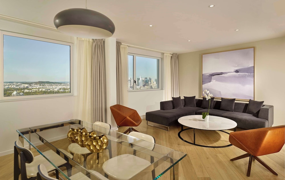 Regency Executive Suite - Photo 2