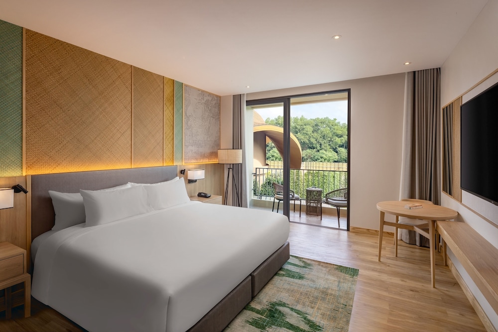 Superior Room, 1 King Bed, Pool View - Photo 1