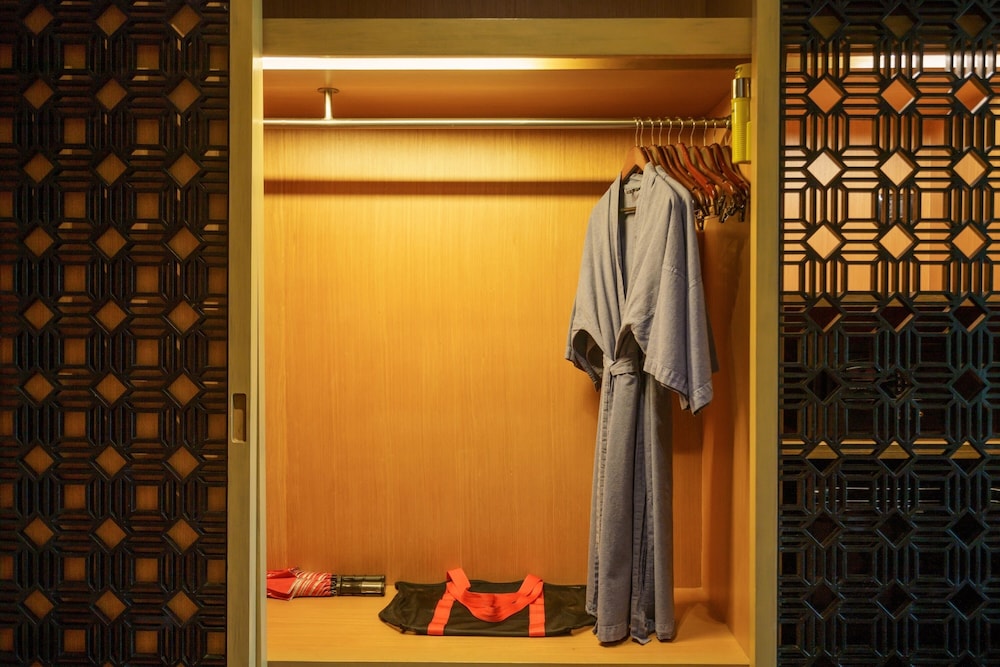 Deluxe Room, 1 King Bed (Jet Tub) - Photo 5