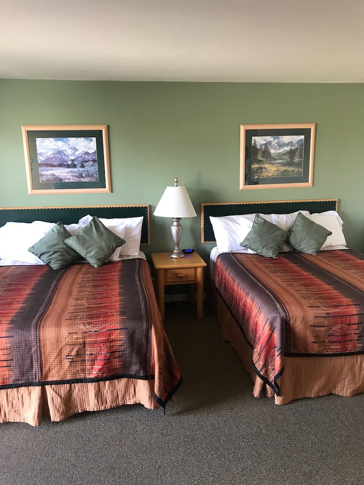 Basic Double Room, 2 Queen Beds, Non Smoking, Mountain View photo 1