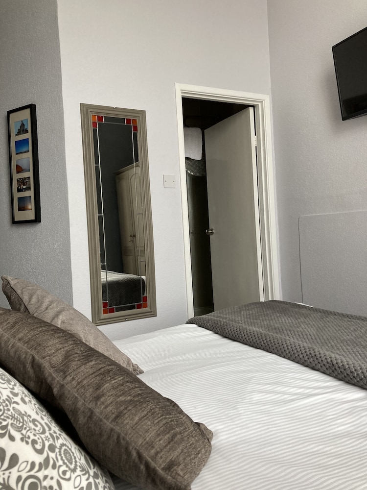 Double Room (Room 4,  Chesterfield, First Floor) photo 3