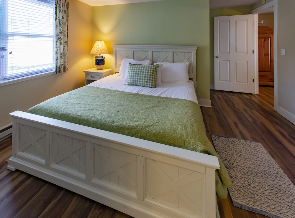 Standard Suite, 1 King Bed, Fireplace photo 3