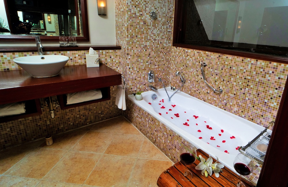 Deluxe Suite, 1 King Bed, Balcony, Sea View - Photo 5