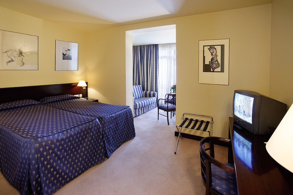 Junior Suite, 2 Twin Beds photo 2