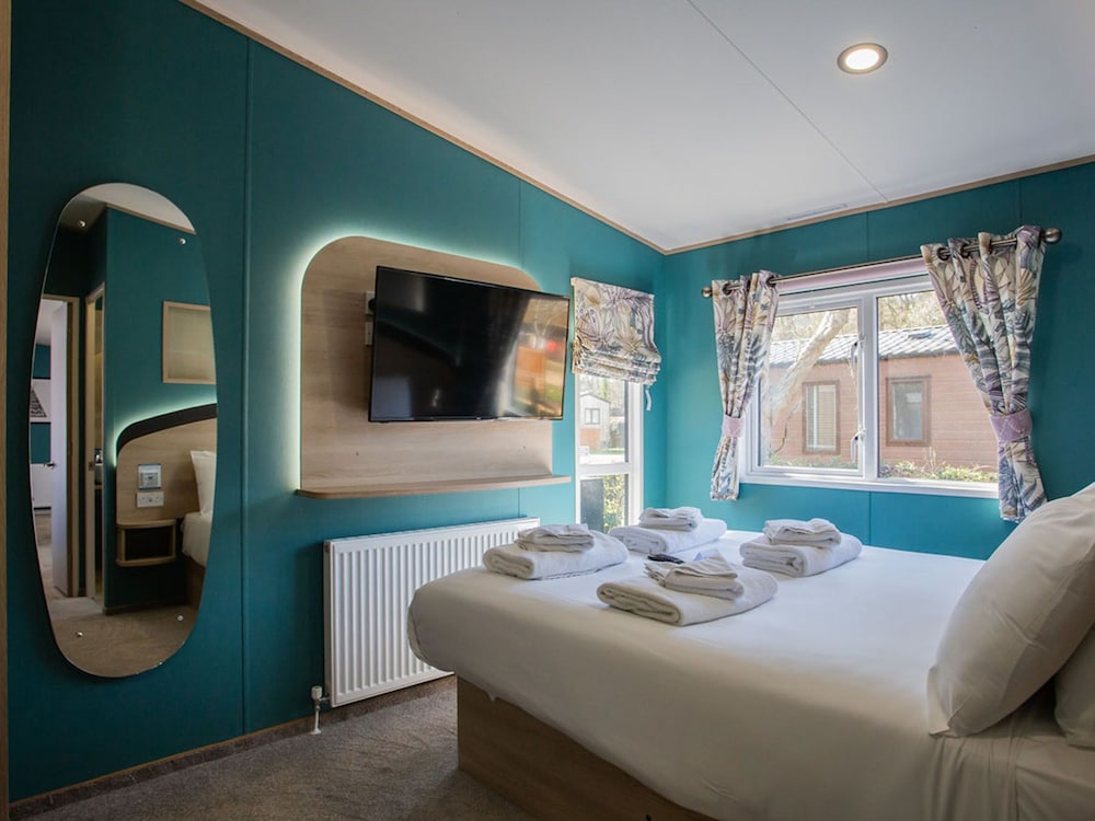 Burst of Blue 8 Berth Pet Free