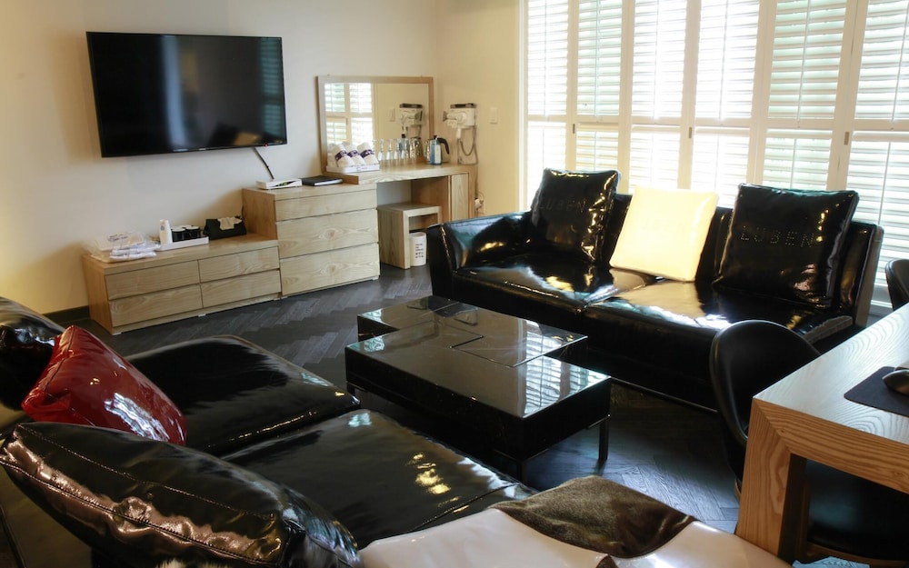 Room (Suite A (queen & single bed/pool not )