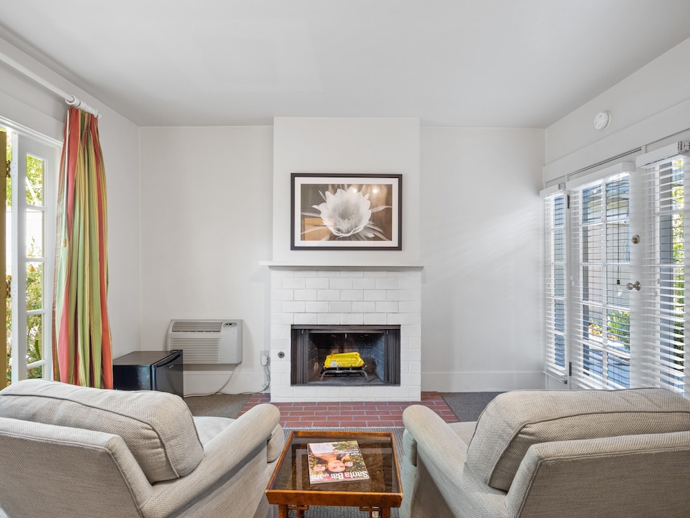 Signature Single Room, 1 Queen Bed, Fireplace, Garden Area