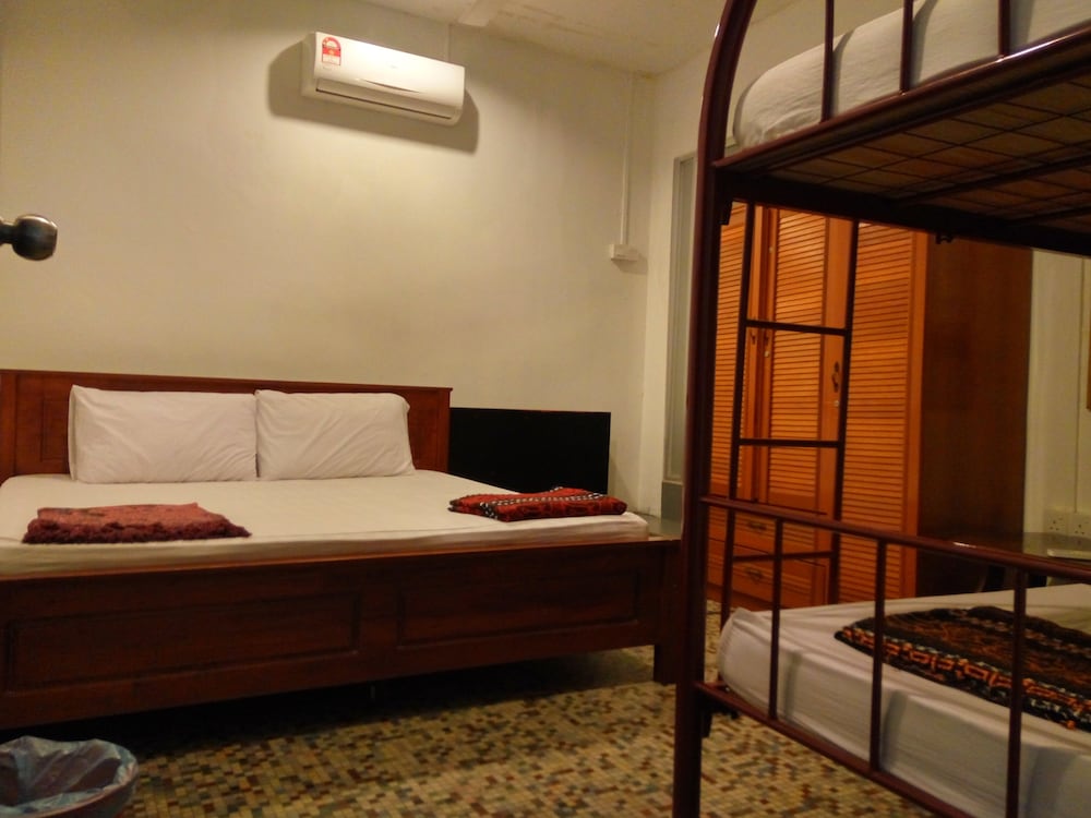 Deluxe Quadruple Room, Multiple Beds, Private Bathroom, Ground Floor photo 3