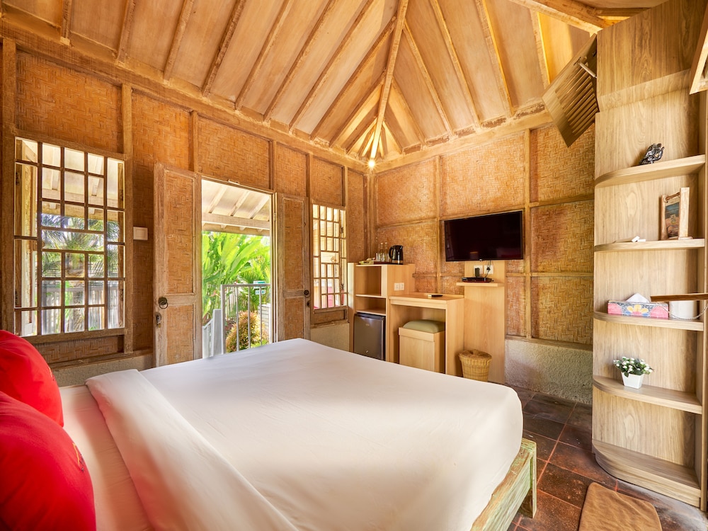 Classic Room, 1 Queen Bed, Balcony - Photo 1