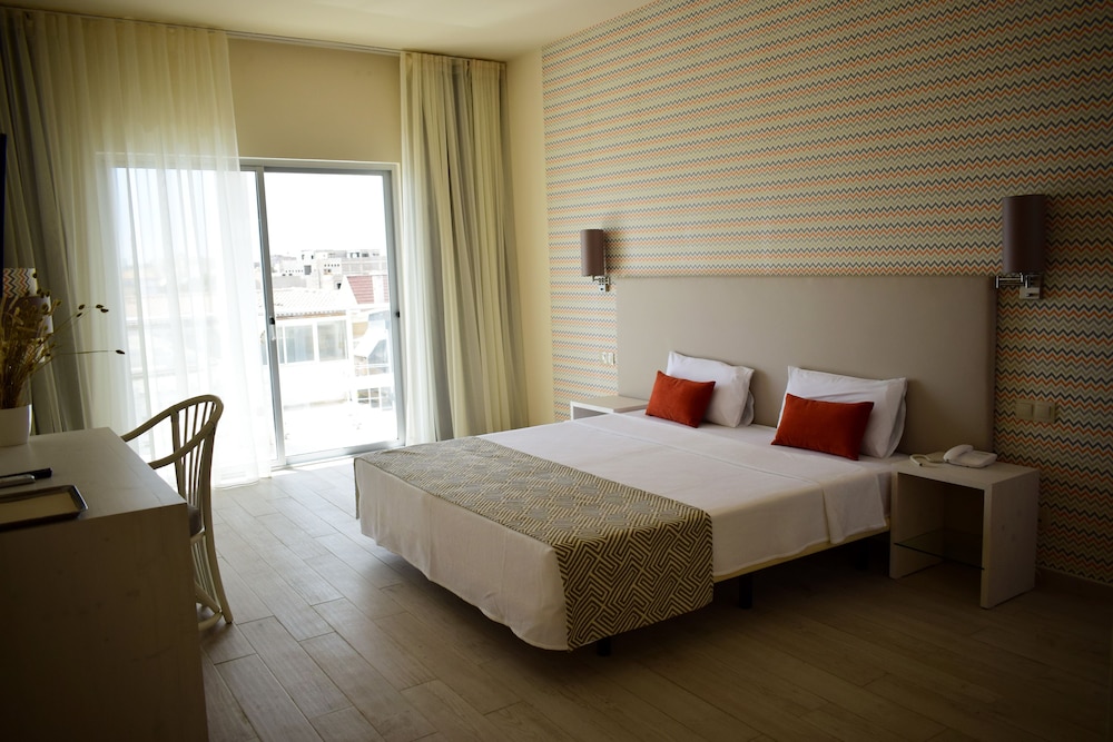 Standard Double or Twin Room - Photo 8