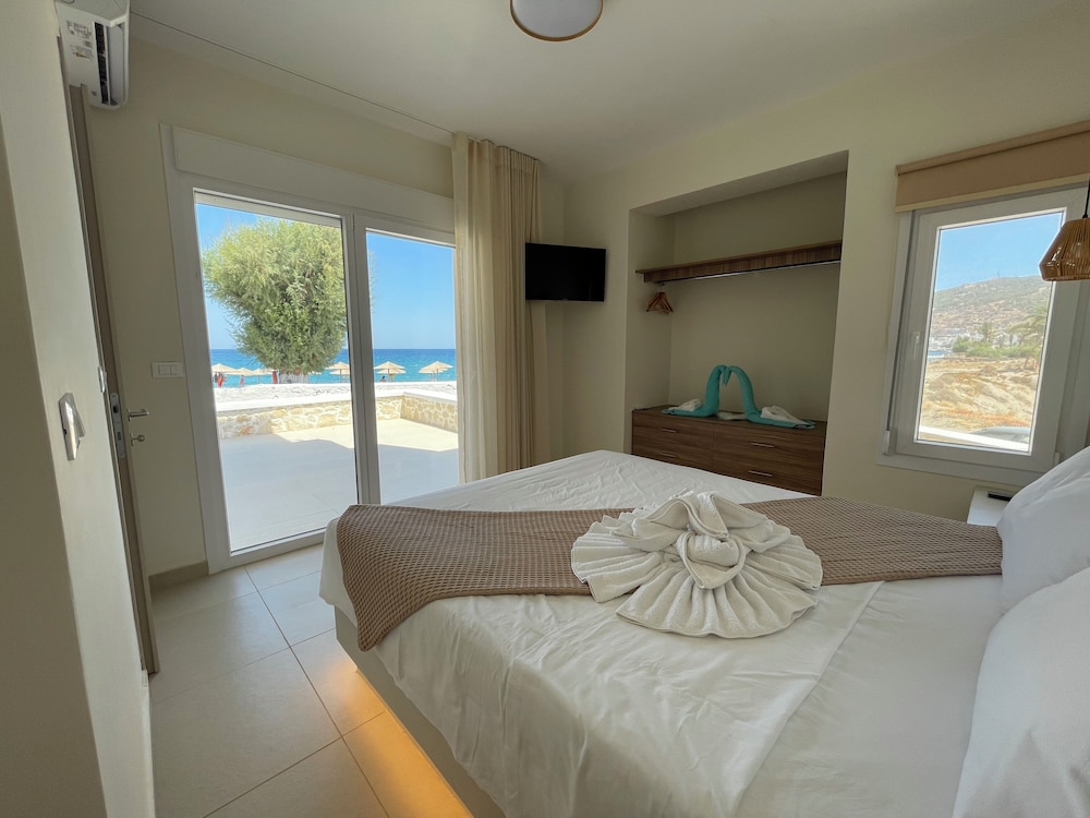Deluxe Suite, 1 Queen Bed with Sofa bed, Non Smoking, Sea View photo 1