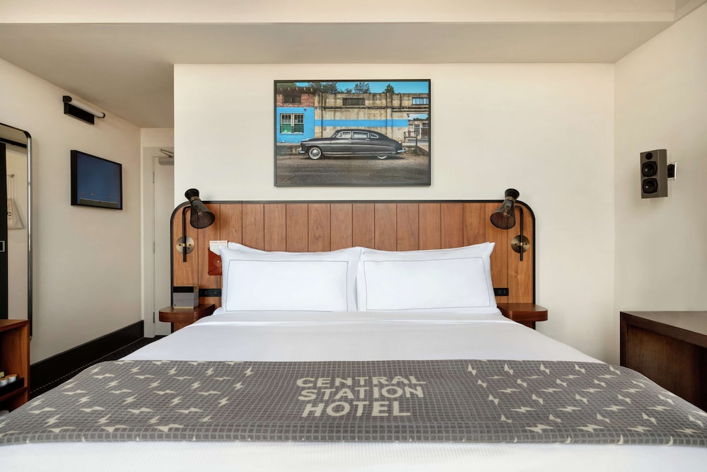 Room, 1 King Bed (Concourse) - Photo 3
