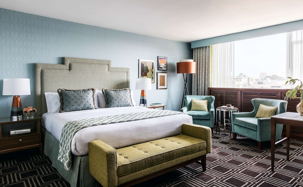 Room, 1 King Bed, Kitchenette (Skyline View)