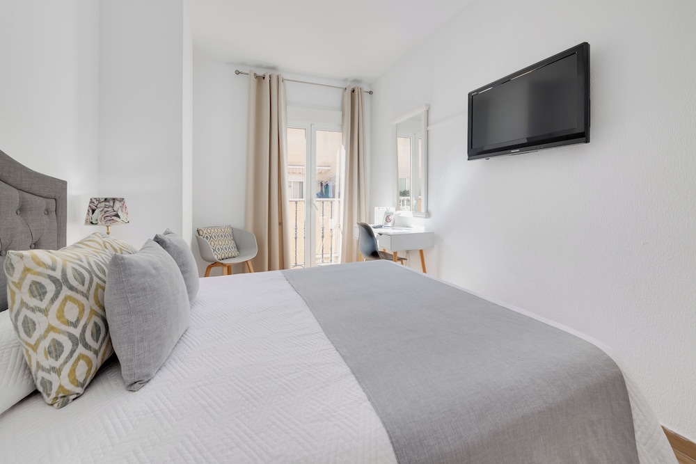 Standard Double or Twin Room - Photo 11