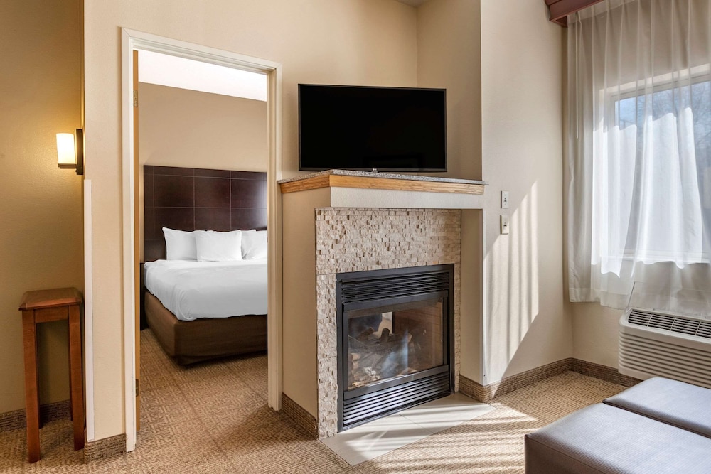Business Suite, 1 Queen Bed with Sofa bed, Accessible, Non Smoking (Accessible Bathtub) photo 3