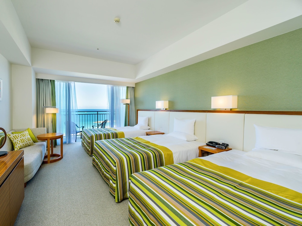 Deluxe High Floor Ocean Triple Room photo 3