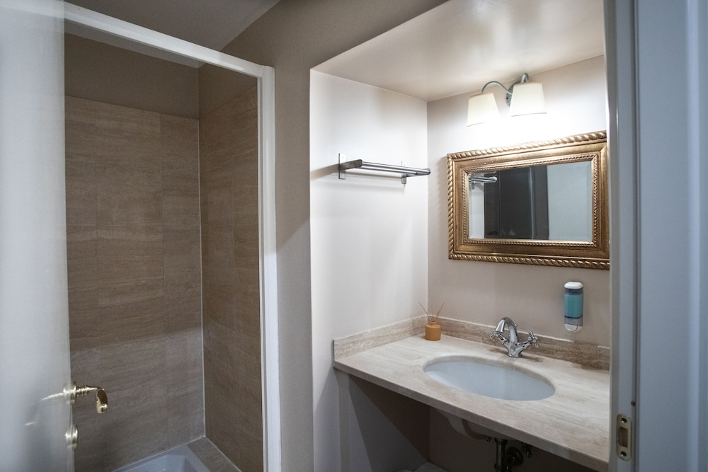 Standard Double Room - Photo 4