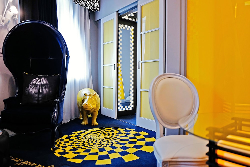 Signature Suite - Photo 5