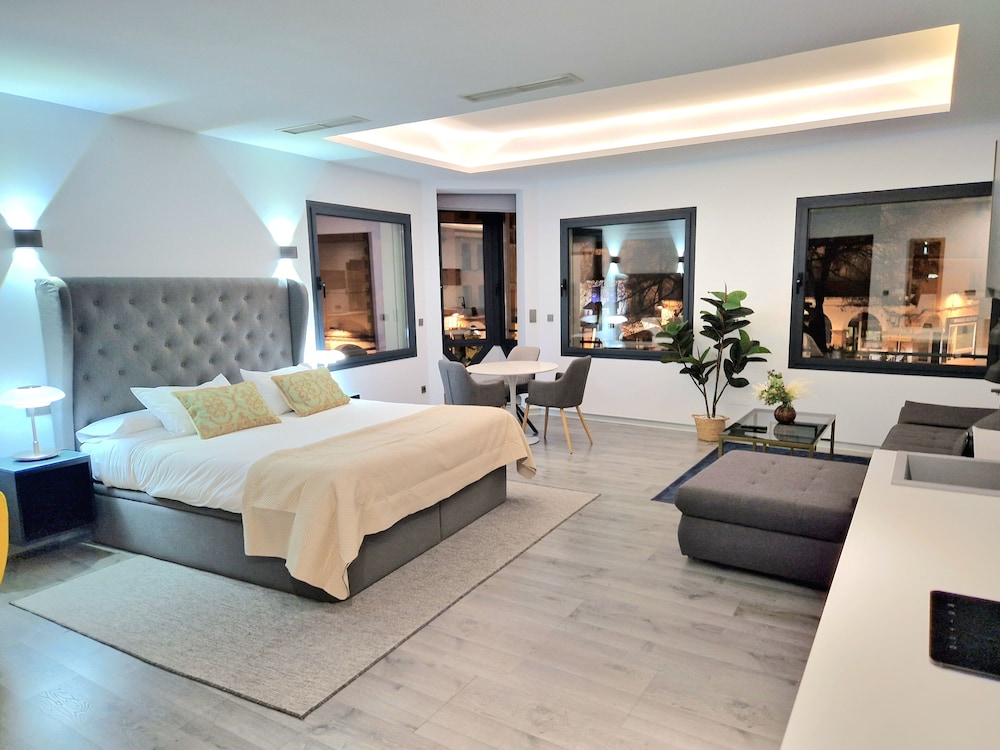 Deluxe Studio Suite