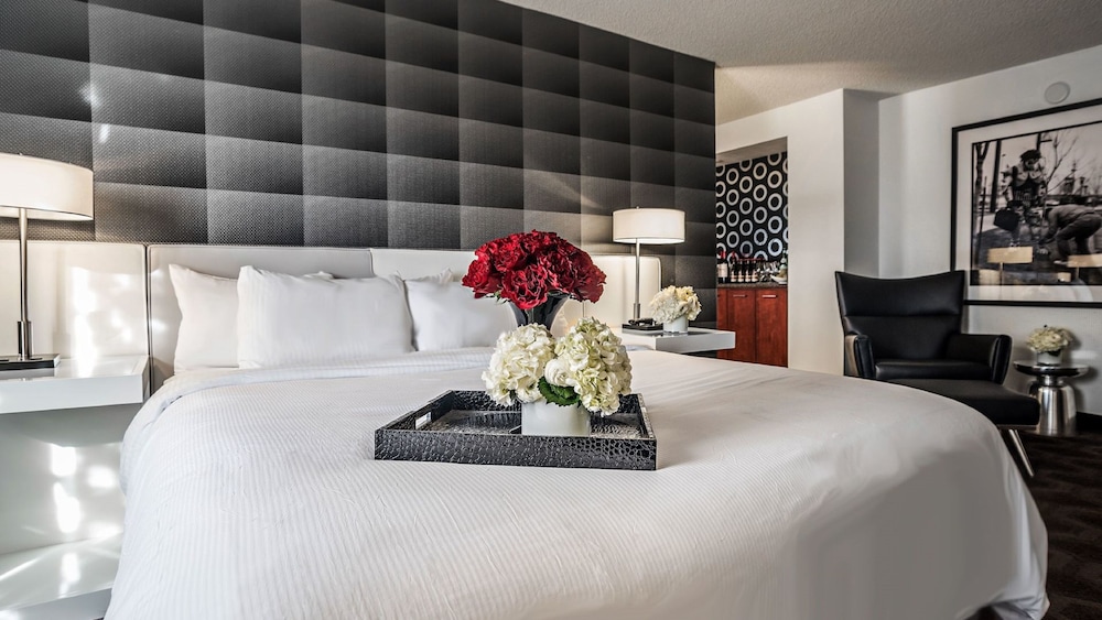 Suite, 1 King Bed thumbnail 5